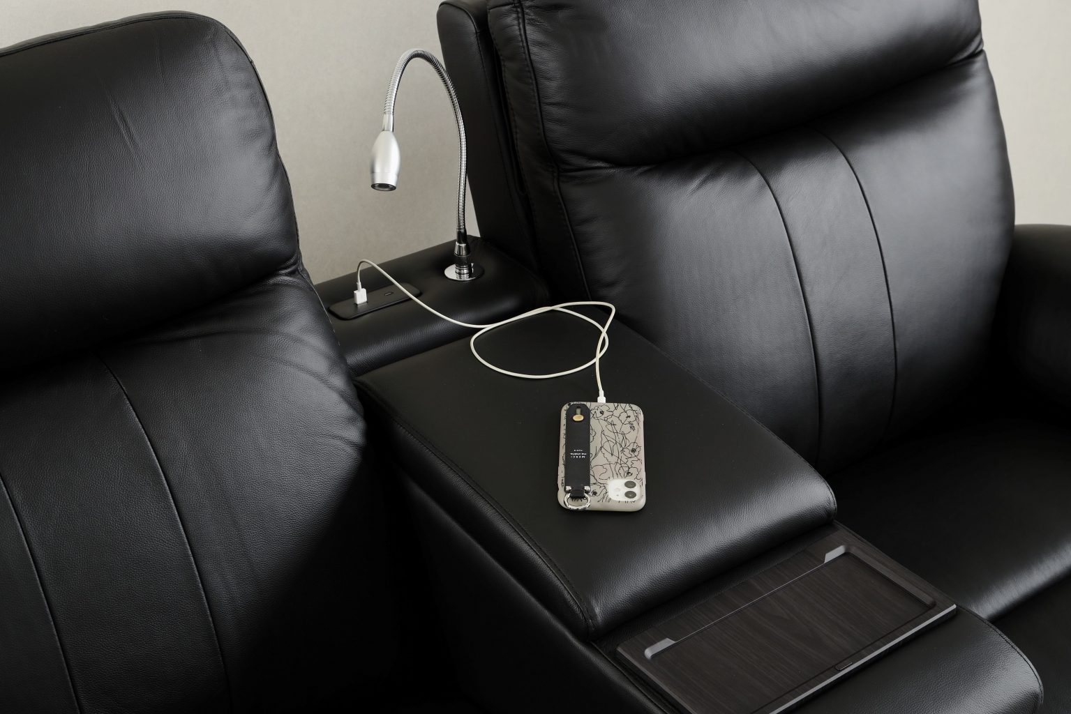 現在就到大漢家具,體驗電動沙發USB充電功能的便利