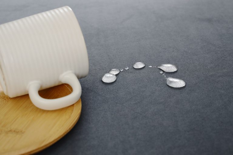 要清理電動沙發時，最忌諱直接噴灑清潔劑