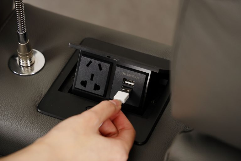 大漢家具電動沙發不同款式可選配多插孔設計,不用擔心全家人一起用時會吵架
