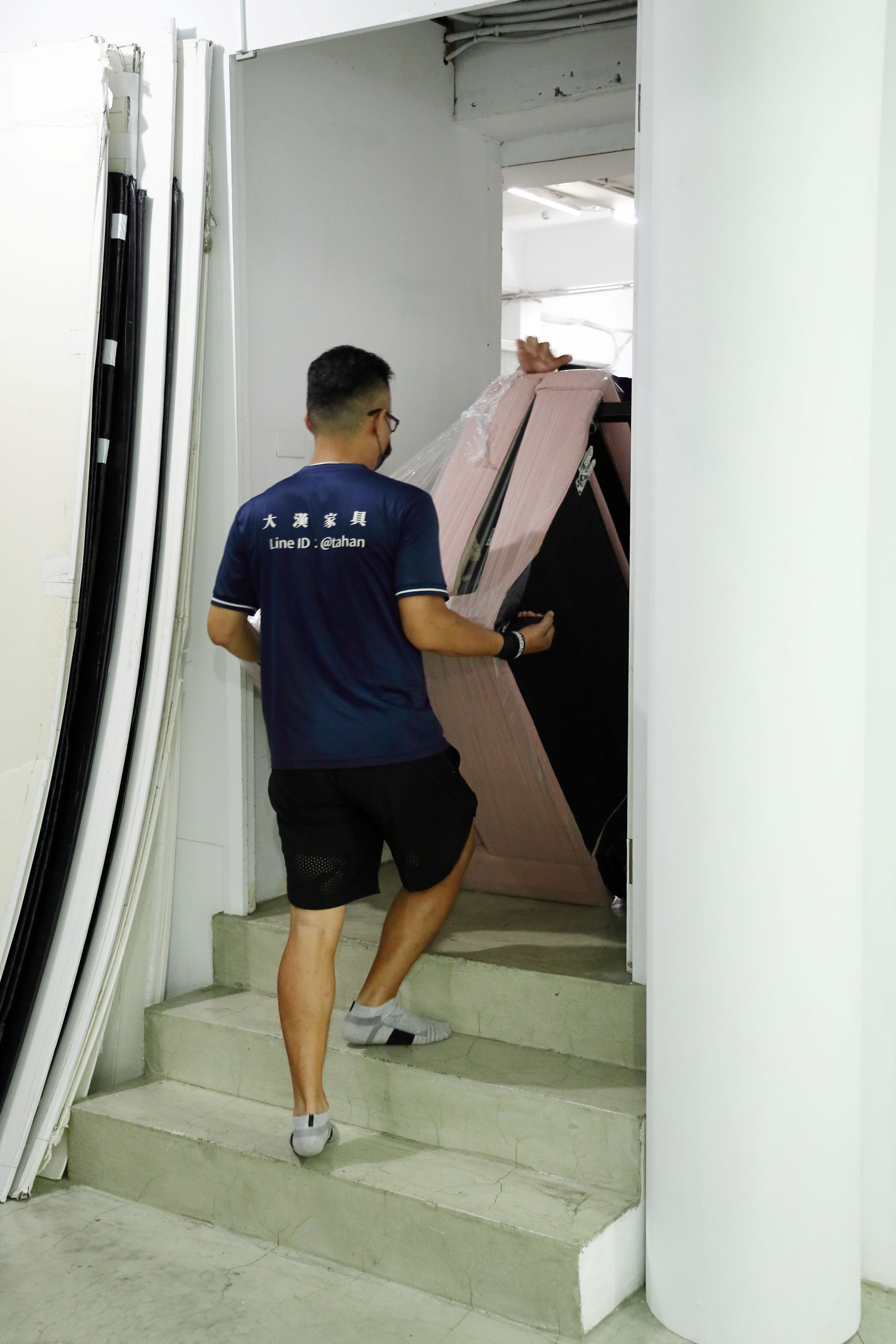 到大漢家具買電動沙發時，如果也需要處理掉舊的電動沙發，可以詢問大漢家具客服幫忙！