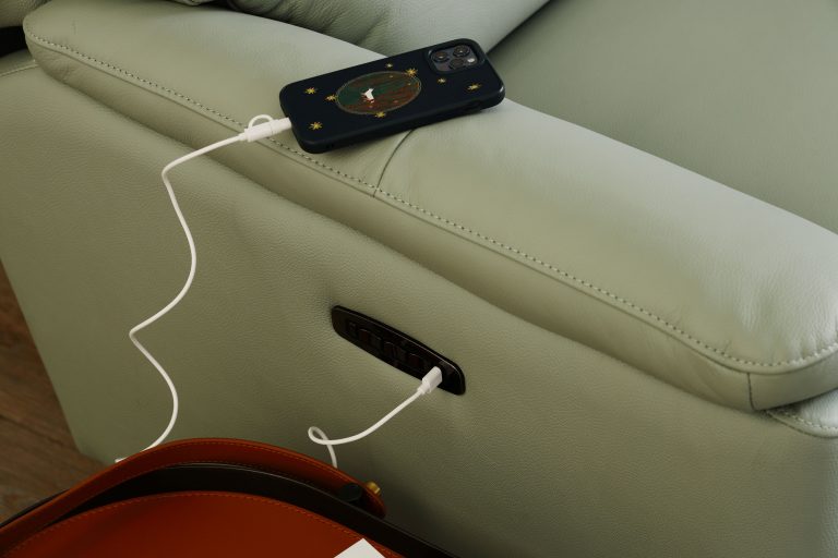 大漢家具電動沙發USB插孔就設在扶手側邊,充電輕輕鬆鬆