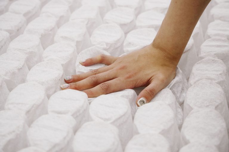 很多人睡醒以後腰痛,會懷疑是不是自己年紀大了,但可能只是床太軟了!