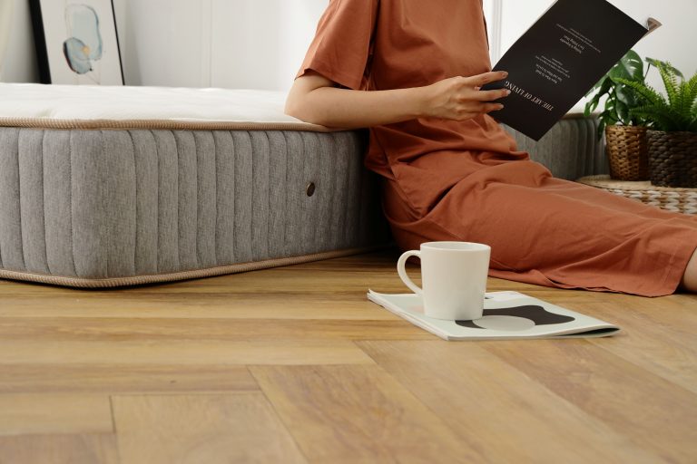 睡太硬的床會讓人腰部懸空整晚被迫出力，就造成腰酸背痛