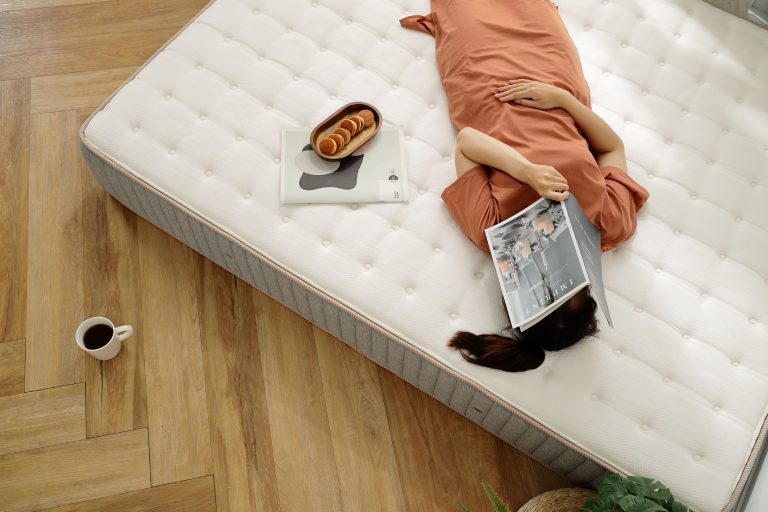 床墊如果太硬,容易讓人睡起來腰酸背痛!