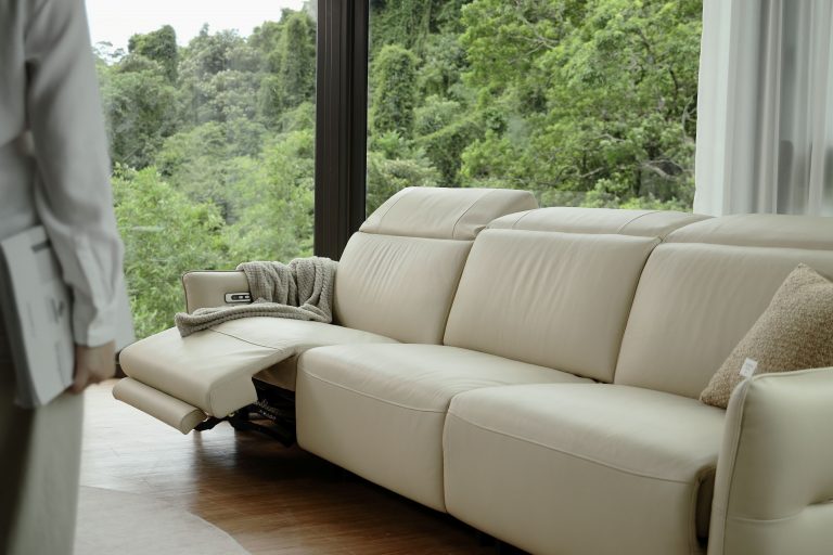 淺色沙發要選自然白光,不能用黃光,以免顯得老舊