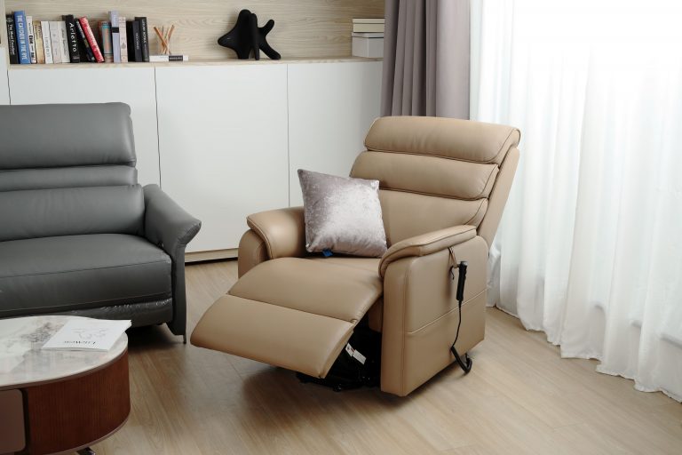 如果客廳空間小,盡量不要選太深的色系,不然會有壓迫感