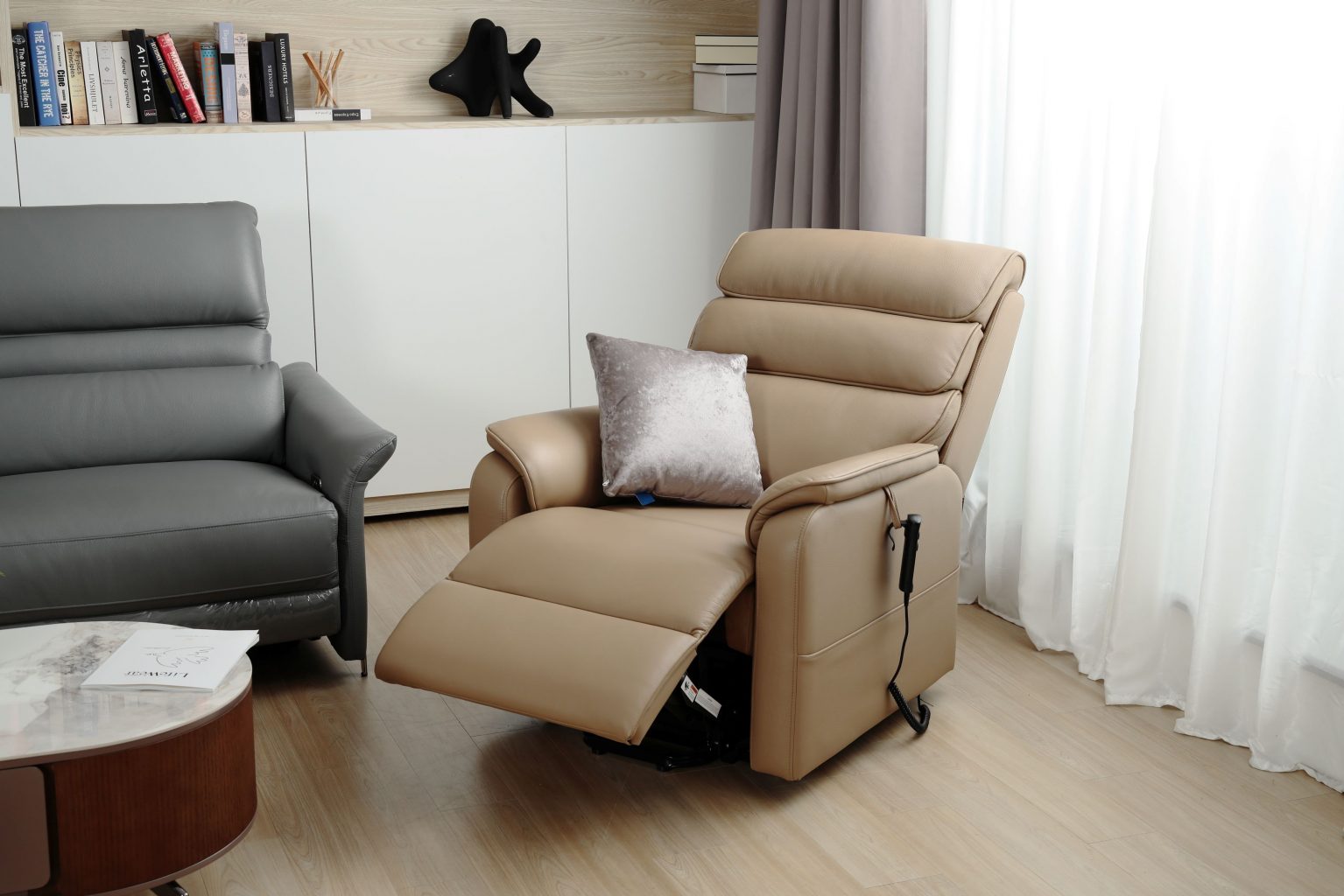 在臥室擺上一張電動沙發,體會更高品質的享受吧!