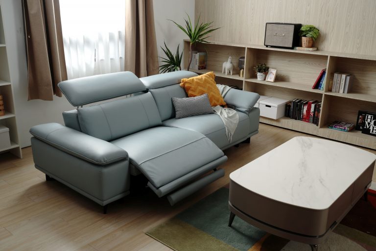 沙發擺設跟電視距離,是依電視尺寸大小而定