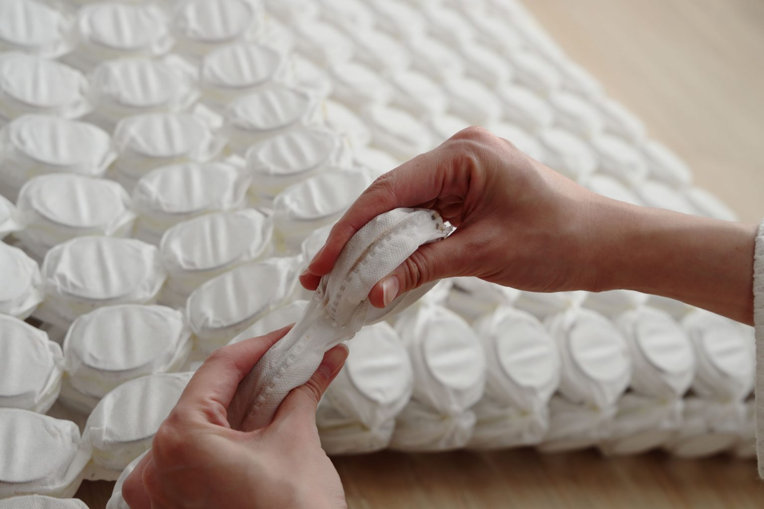 每顆 AGRO彈簧皆以獨立袋包覆，不僅防鏽、防潮，還能降低金屬摩擦聲。