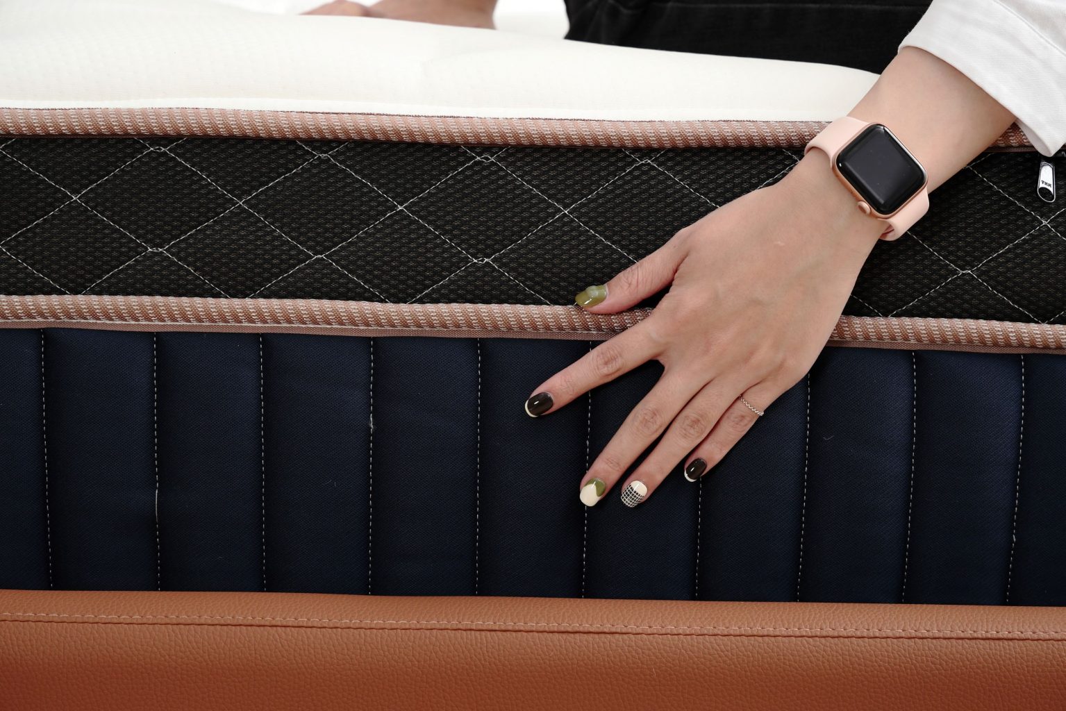 買床墊不能因為貪便宜就挑薄的,以免越睡越累