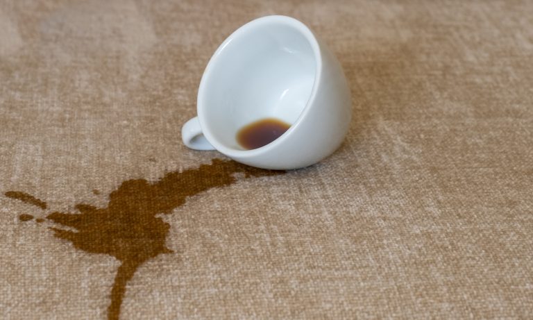 沙發布材質：清潔咖啡污漬